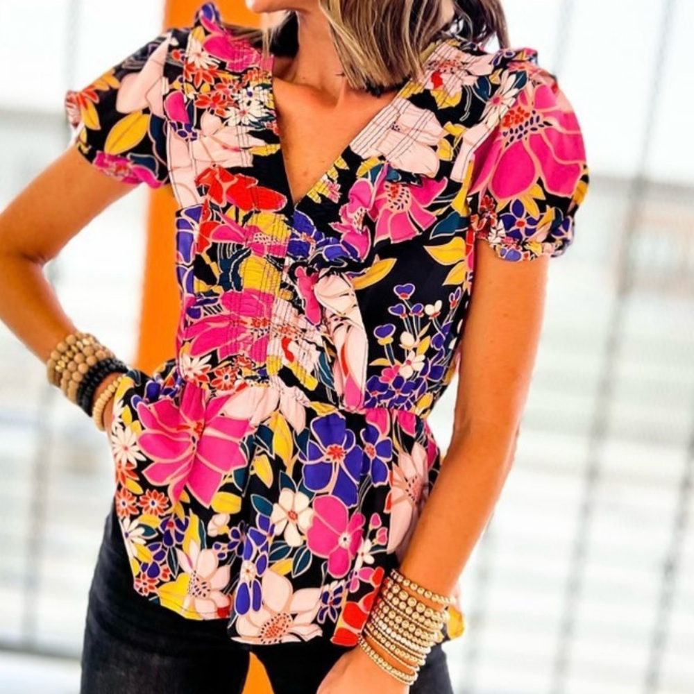 SSYS boutique brand shirt. Black Floral Ruched Ruffle V-Neck. NWT.